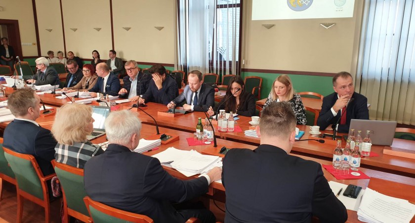 Zdjęcie: Sesja Rady Miejskiej Legnicy. Fot. Andrzej Trzeciak