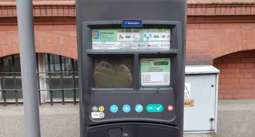 Zdjęcie: Parkomat w Płatnej Strefie Parkowania w Legnicy. Fot. Andrzej Trzeciak.