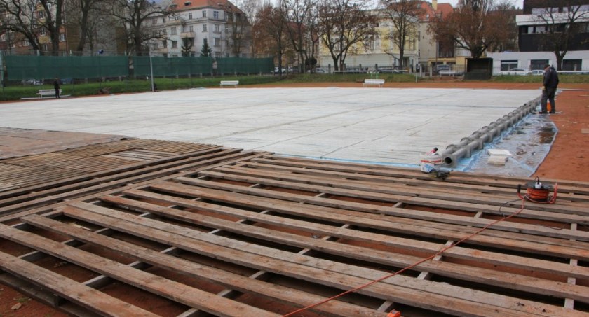 Zdjęcie: Montaż lodowiska przy ul. Sejmowej w Legnicy. Fot. Urząd Miasta