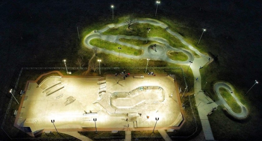 Zdjęcie: Staepark i pumptrack przy ul. Cynkowej nocą - gdy świecą latarnie. Fot. OSiR Legnica. 