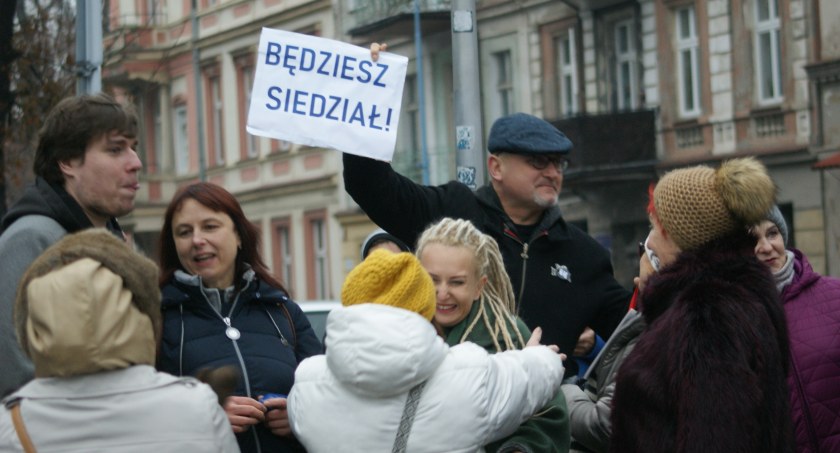 Zdjęcie: Mieszkańcy Legnicy przyszli przywitać Jarosława Kaczyńskiego. Fot. Piotr Kanikowski