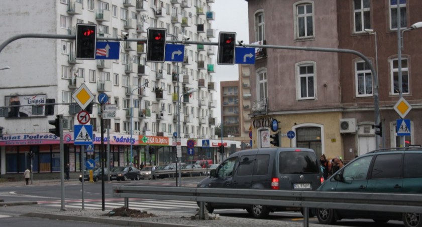 Zdjęcie: Światła na skrzyżowaniu ul. Witelona z ul. Wrocławską w Legnicy. Fot. Piotr Kanikowski