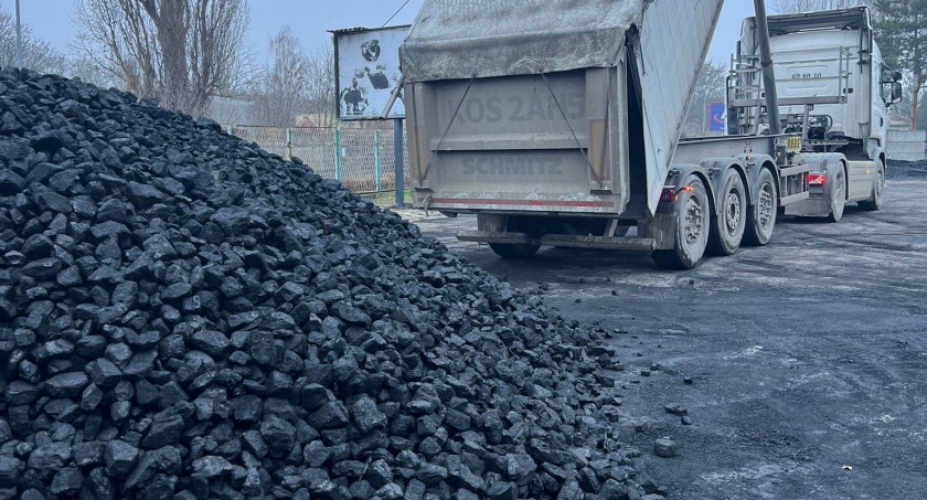 Zdjęcie: Pierwsza wywrotka z tanim węglem dla mieszkańców Legnicy. Fot. Urząd Miasta w Legnicy.