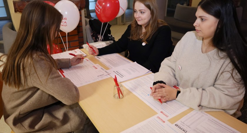 Zdjęcie: Punkt rejestracji dawców szpiku DKSM w Collegium Witelona w Legnicy. Fot. Collegium Witelona