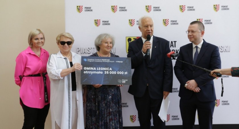 Zdjęcie: Wręczenie promesy z Polskiego Ładu m.in. na budowę ul. Szybowcowej oraz łącznika ul. Marynarska - ul. Żołnierska. Fot. Urząd Miasta w Legnicy. 