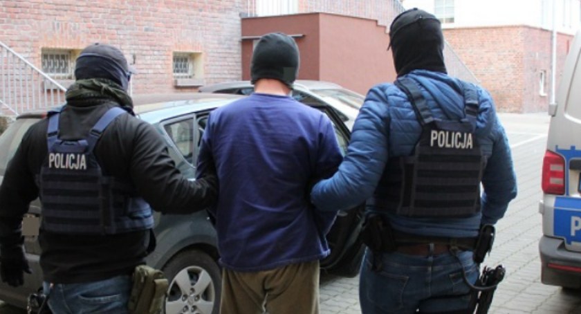 Zdjęcie: Dariusz P. prowadzony przez policjantów. Fot. Policja Legnica