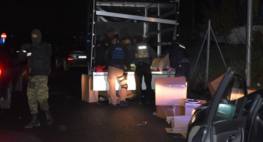Zdjęcie: Akcja policji i pograniczników na stacji paliw pod Legnicą. Fot. Nadodrzański Oddział Straży Granicznej