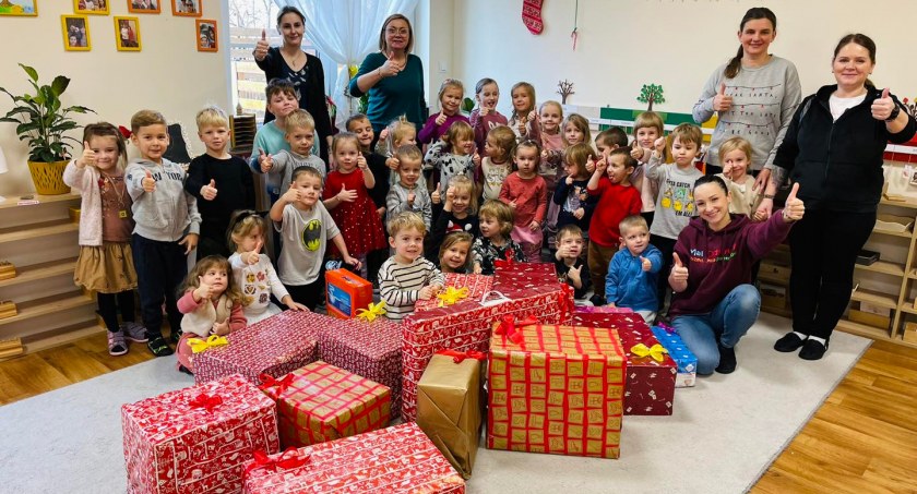 Zdjęcie: Mali Odkrywcy Przedszkole Montessori w Legnicy z przygotowanymi przez nie paczkami. Fot Mali Odkrywcy Przedszkole Montessori Legnica. 