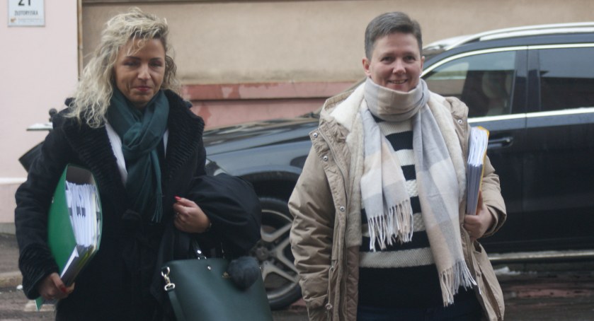 Zdjęcie: Agnieszka Wójciak (po prawej) ze swoją pełnomocniczką adwokat Katarzyną Czubą. Fot. Piotr Kanikowski.