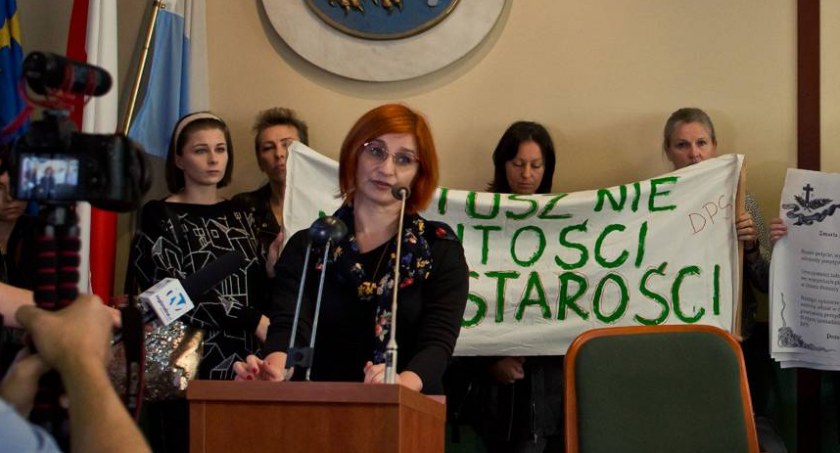 Zdjęcie: Aneta Mazur(na mównicy) i inni pracownicy opieki społecznej na sesji Rady Miejskiej Legnicy. Fot. Aga Jackiewicz.