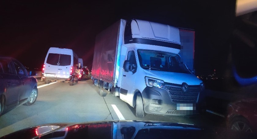 Zdjęcie: Renault, który jechał po autostradzie pod prąd. Fot. Policja Legnica.