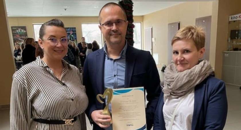 Zdjęcie: Marcin Weber na gali organizacji pozarządowych, Fot.: mat. prasowe KMP w Legnicy