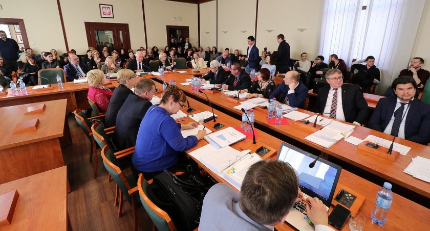 Zdjęcie: Sesja Rady Miejskiej Legnicy. Fot. Andrzej Trzeciak