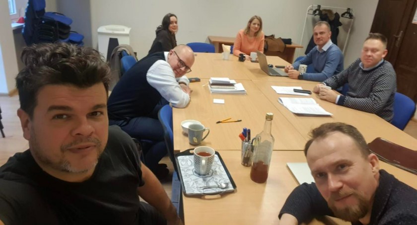Zdjęcie: Na pierwszym planie radni Piotr Niemiec i Maciej Kupaj, w głębi od lewej Łukasz Laszczyński, Aleksandra Krzeszewska, Karolina Jaczewska-Szymkowiak, Jarosław Rabczenko i Arkadiusz Baranowski