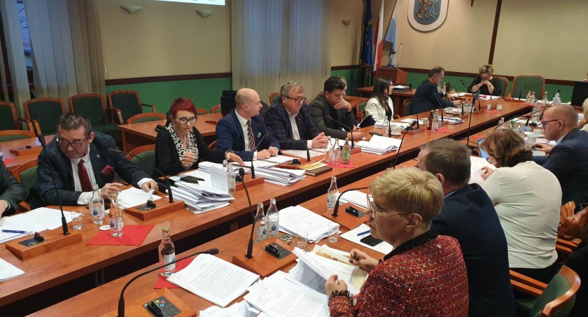 Zdjęcie: Sesja Rady Miejskiej Legnicy. Fot. Andrzej Trzeciak. 