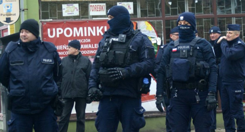 Zdjęcie: Upominki. Policjanci zabezpieczający wizytę Jarosława Kaczyńskiego w Legnicy. Fot. Piotr Kanikowski