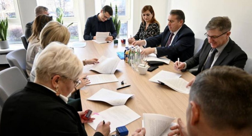 Zdjęcie: Podpisanie umowy w Urzędzie Marszałkowskim Województwa Dolnośląskiego. Fot. Starostwo Powiatowe w Legnicy.