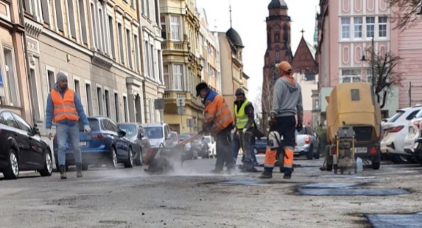 Zdjęcie: Marzec 2022, łatanie dziur na ul. Złotoryjskiej w Legnicy. Fot. Andrzej Trzeciak.