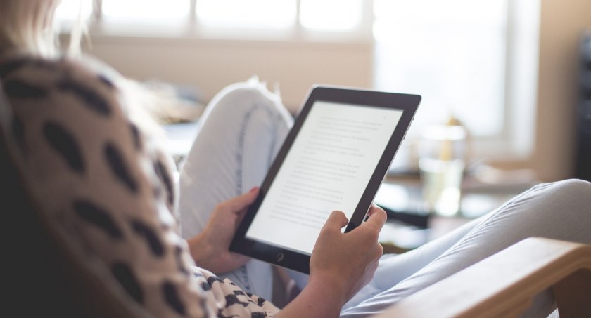Zdjęcie: Lektura ebooka. Fot. Pixabay.