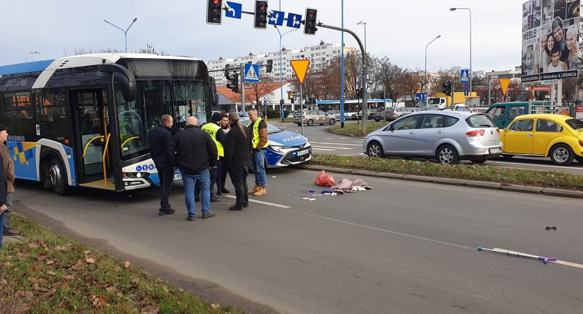 Zdjęcie: Skrzyżowanie Al. Rzeczypospolitej z Al. Piłsudskiego i ul. Żołnierzy II Armii Wojska Polskiego, gdzie doszło do wypadku. Fot. Andrzej Trzeciak.