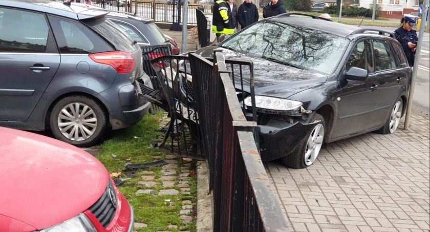 Zdjęcie: Mazda zatrzymała się na szkolnym płocie przy ul. Gwarnej. Fot. Andrzej Trzeciak