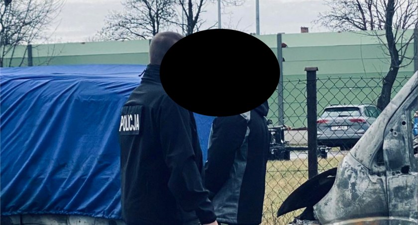 Zdjęcie: Wizja lokalna przy spalonych samochodach. Zdjęcie nadesłane przez Czytelnika. 