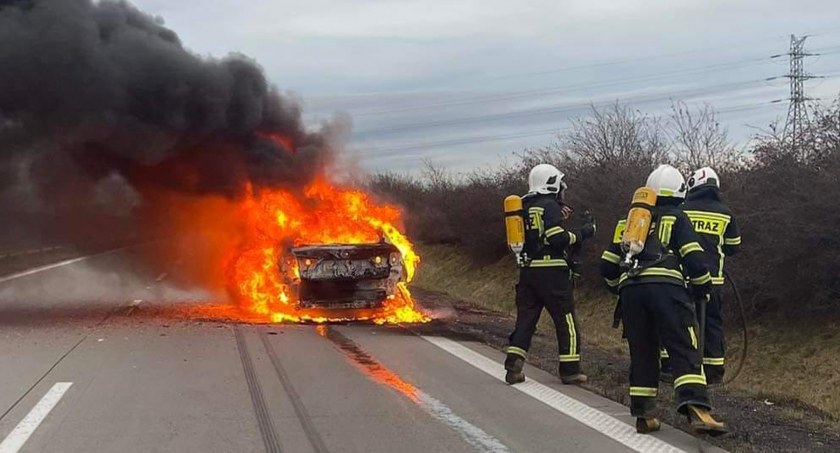 Zdjęcie: pożar samochodu na A4 Fot. mat. OSP Legnickie Pole