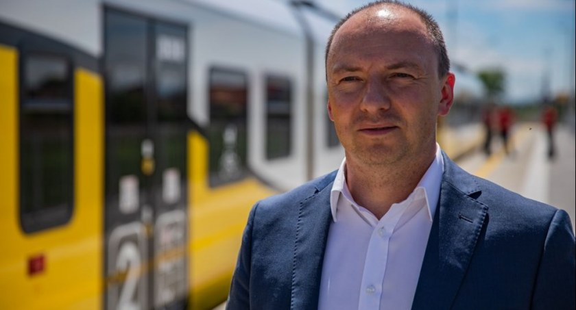 Zdjęcie: Tymoteusz Myrda, członek Zarządu Województwa Dolnośląskiego odpowiedzialny za kwestie transportowe. Fot. UMWD