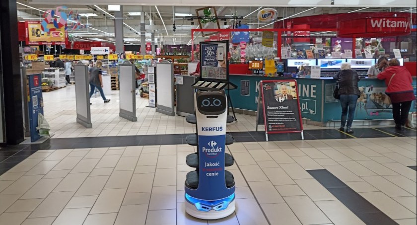 Zdjęcie: Carrefour i samojezdny robot Kerfuś. Fot Carrefour Polska.