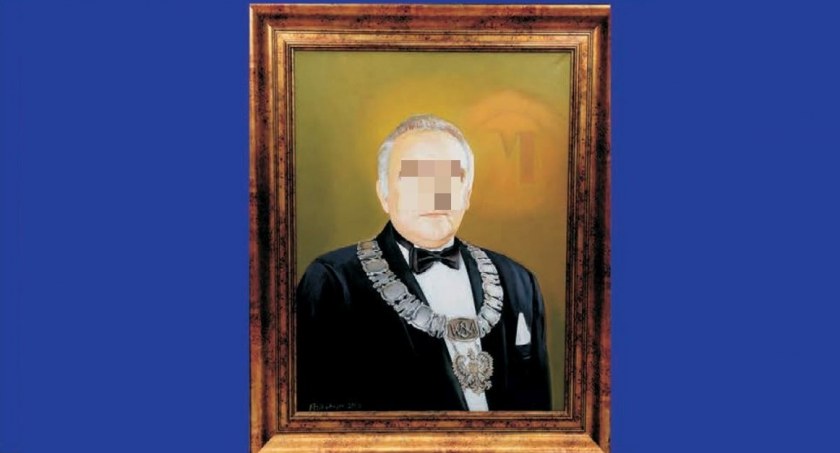 Zdjęcie: Portret Wacława D. w łańcuchu profesorskim. Źródło: materiały wyborcze Wacława D.