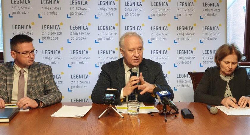 Zdjęcie: Prezydent Tadeusz Krzakowski ze swymi współpracownikami na konferencji prasowej 23 stycznia 2023 r. Fot. Andrzej Trzeciak.