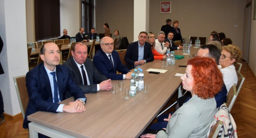 Zdjęcie: Od lewej prezes Łukasz Kasztelowicz i wiceprezes Bartłomiej Wiązowski z Wojewódzkiego Funduszu Ochrony Środowiska i Gospodarki Wodnej we Wrocławiu oraz senator Krzysztof Mróz, a po drugiej stronie stołu przewodnicząca Rady Miejskiej Legnicy Marta Wisłocka, radny dolnośląskiego Sejmiku Piotr