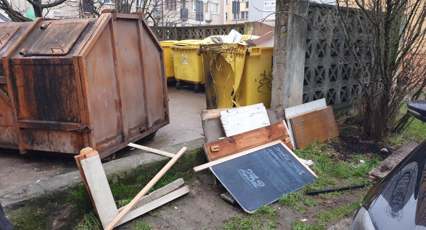 Zdjęcie: Śmietnik na tyłach budynku Rynek 21 w Legnicy. Fot. Andrzej Trzeciak.