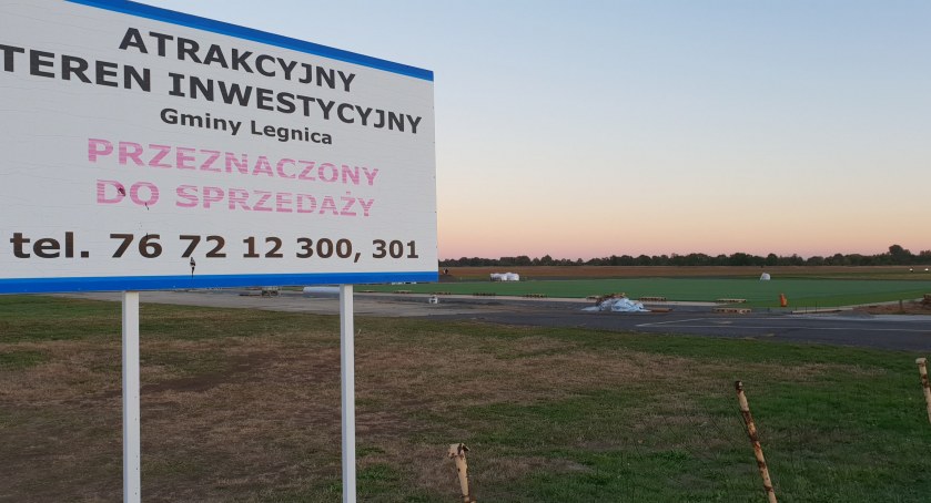 Zdjęcie: Teren inwestycyjny na byłym lotnisku w Legnicy. Fot. Andrzej Trzeciak. 
