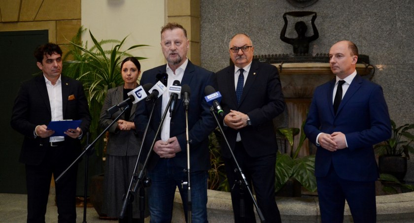 Zdjęcie: Na pierwszym planie Robert Raczyński. W tle (od lewej) Krzysztof Maj, Małgorzata Matusiak, Cezary Przybylski, Tymoteusz Myrda. Fot. Bezpartyjni Samorządowcy.