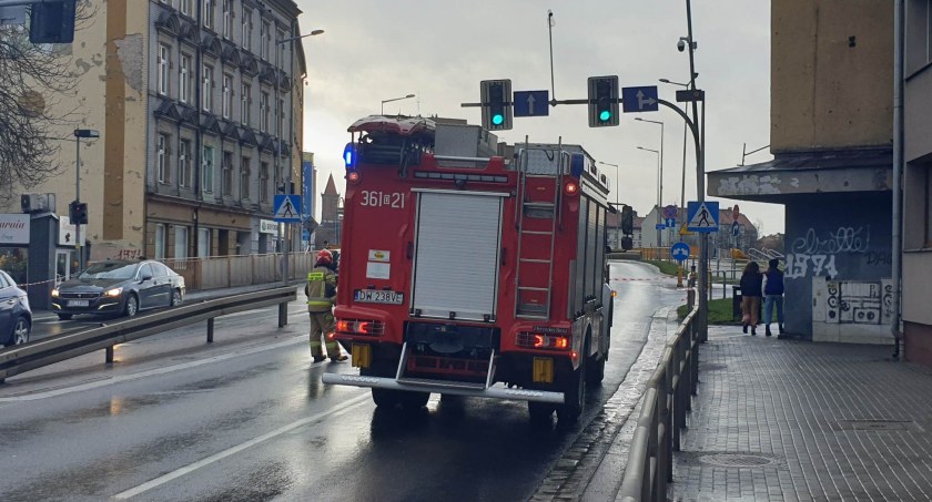 Zdjęcie: Wóz strażacki przy uszkodzonej sygnalizacji świetlnej na ul. II Armii Wojska Polskiego. Fot. Andrzej Trzeciak.