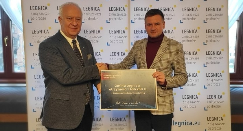 Zdjęcie: Prezydent Tadeusz Krzakowski odbiera promesę na dotację z Rządowego Funduszu Rozwoju Dróg. Fot. Urząd Miasta w Legnicy.