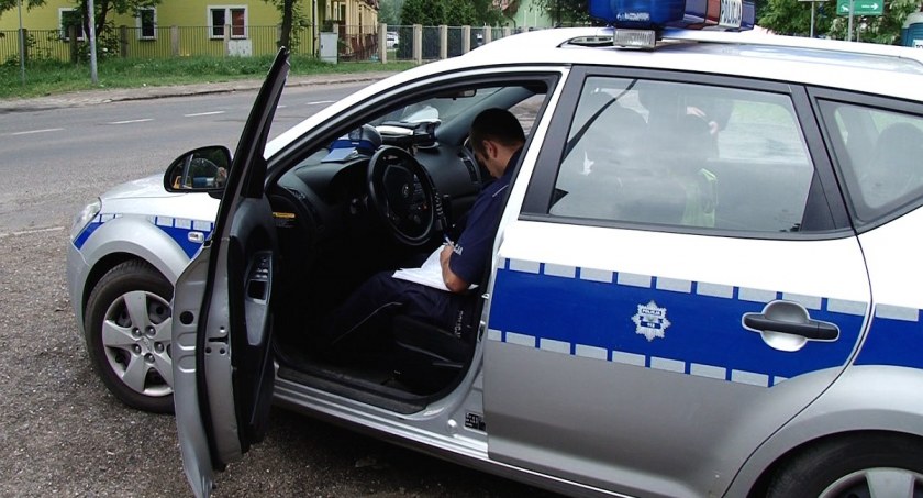 Zdjęcie: Policjant w radiowozie podczas kontroli drogowej przy ul. Złotoryjskiej w Legnicy. fot. Andrzej Trzeciak.