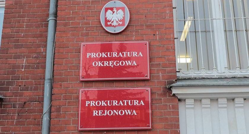 Zdjęcie: Tabliczki na siedzibie legnickiej prokuratury.