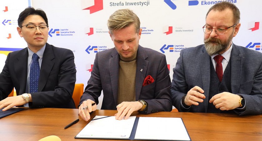Zdjęcie: Przemysław Bożek, prezes LSSE, podczas podpisania umowy o współpracy z partnerami z Hyundai Engineering Co. oraz Ultra Safe Nuclear Corporation. Fot. Andrzej Trzeciak. 