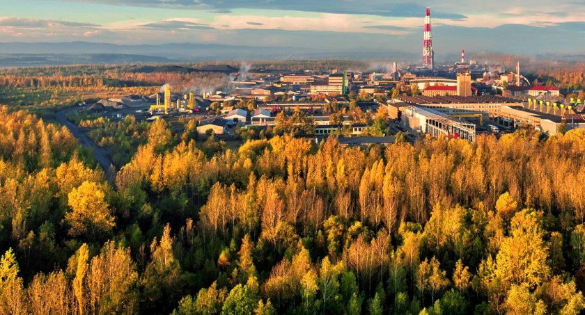 Zdjęcie: Huta Miedzi Legnica wraz z dawnym obszarem ochronnym. Fot. KGHM Polska Miedź S.A.