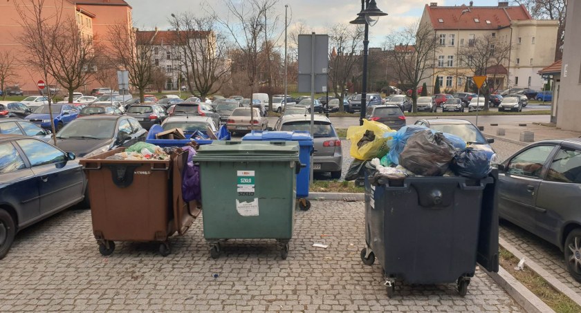 Zdjęcie: Kontenery z odpadami komunalnymi przy ul. św. Piotra w Legnicy. Fot. Andrzej Trzeciak.