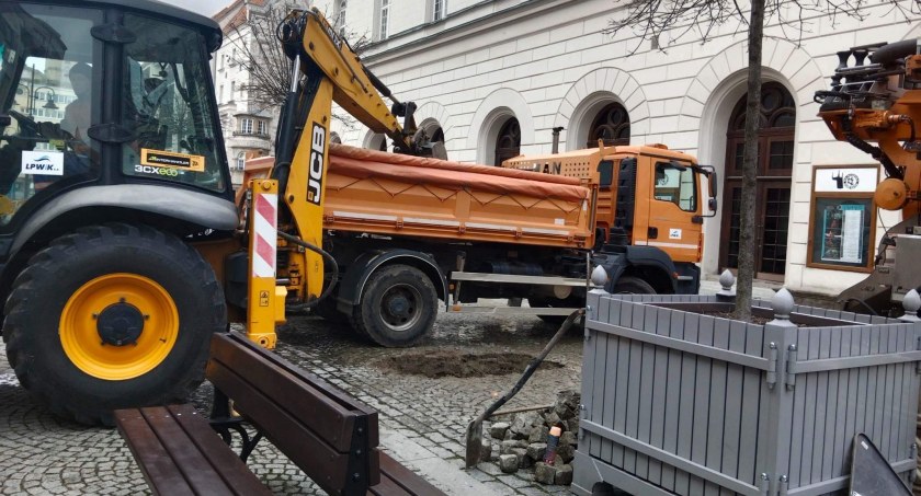Zdjęcie: Ekipa Legnickiego Przedsiębiorstwa Wodociągów i Kanalizacji usuwa awarię w Rynku. Fot. nadesłane.