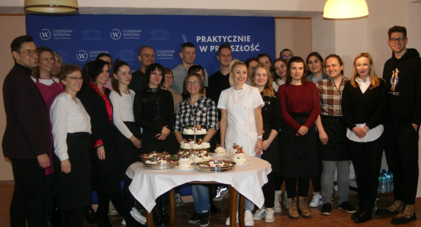 Zdjęcie: Bartek Boratyn (pierwszy z prawej) z uczestnikami warsztatów kulinarnych w Collegium Witelona w Legnicy. Fot. Piotr Kanikowski.