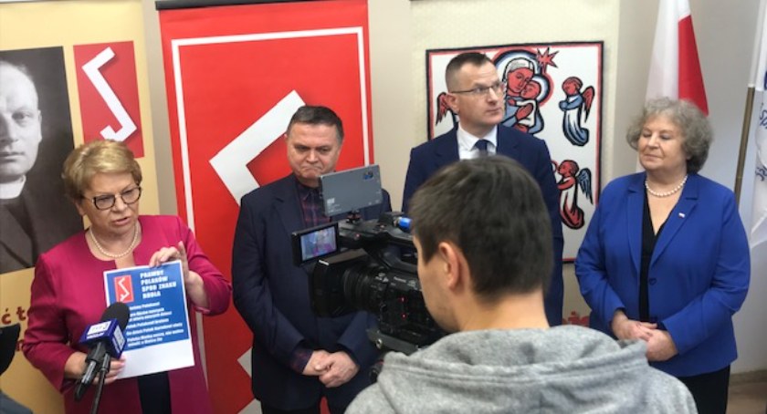 Zdjęcie: Posłanka Ewa Szymańska, senator Ewa Czudowska oraz Tadeusz Szczyrbak - prezes Fundacji Rodzina Rodła. Fot. Biuro Senatorskie Doroty Czudowskiej.
