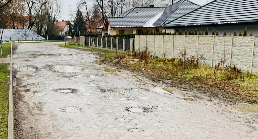 Zdjęcie: Nawierzchnia ul. Myśliwca w Legnicy. Zdjęcie nadesłane przez Czytelnika.