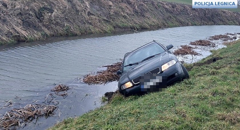Zdjęcie: Audi w rzece. Fot. Komenda Miejska Policji w Legnicy.