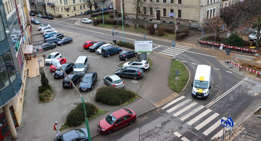 Zdjęcie: Skrzyżowanie ul. Witelona z ul. Mickiewicza w Legnicy. Fot. Urząd Miasta w Legnicy.