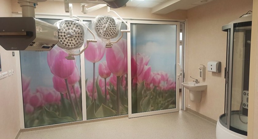 Zdjęcie: Jedna z nowych sal porodowych. Fot. Wojewódzki Szpital Specjalistyczny w Legnicy.