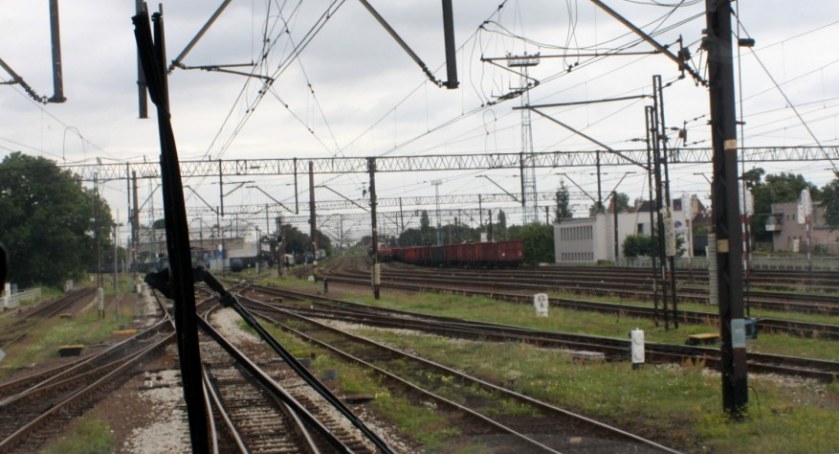 Zdjęcie: Trakcja kolejowa przy stacji Legnica. Fot. Piotr Kanikowski